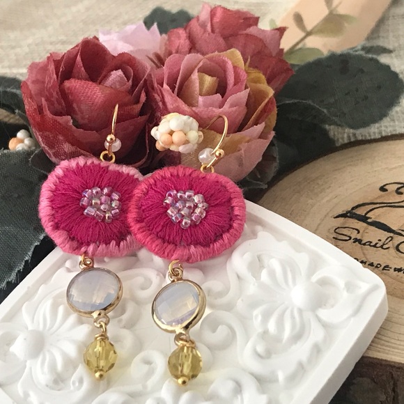 Organic looking handmade embroidery earrings - Picture 4 of 7